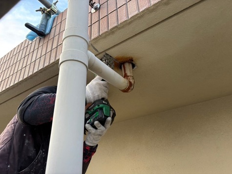 機械式塩ビシート防水　軒裏クラック水漏れ部補修　高知　賃貸マンション