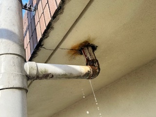 機械式塩ビシート防水　軒裏クラック水漏れ　高知　賃貸マンション
